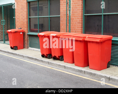 Roten Abfallbehälter auf Bürgersteig in Manchester UK Stockfoto