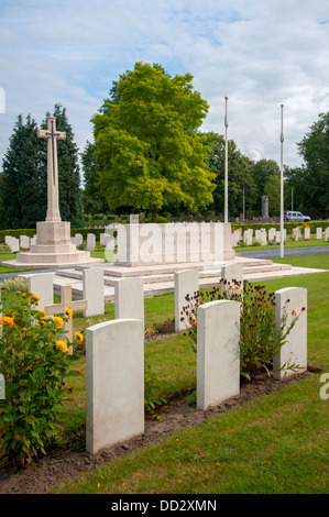 weiße Marmor Grabsteine auf dem Commonwealth Krieg Gräber Friedhof in Mons, Belgien Stockfoto