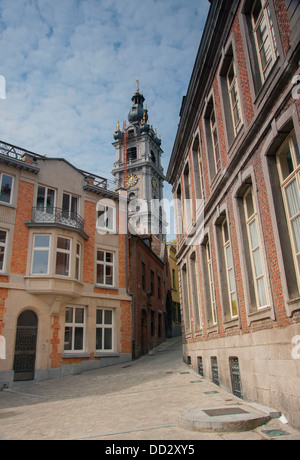 Traditional-Straße in der Altstadt von Mons in Belgien mit der barocken Glockenturm im Hintergrund Stockfoto