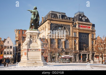 Statue von Jacob van Artevelde mit Bond Moyson Gebäude im Hintergrund, Vrijdagmarkt, Gent, Belgien Stockfoto