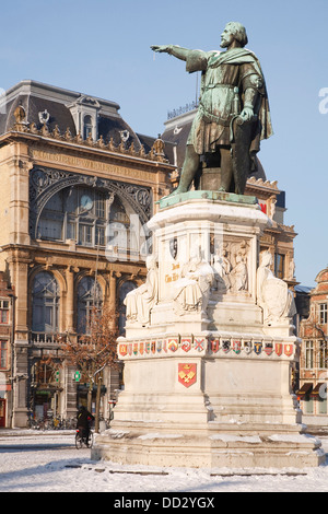 Statue von Jacob van Artevelde mit Bond Moyson Gebäude im Hintergrund, Vrijdagmarkt, Gent, Belgien Stockfoto