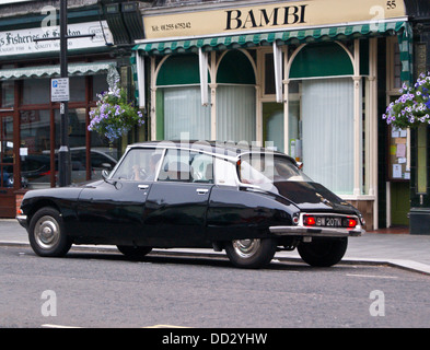 Schwarzen Citroën DS21 Pallas, 1973-4 M Registrierung außerhalb "Bambi" Connaught Avenue, Frinton-on-Sea, Essex, England Stockfoto