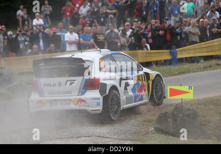 Baumholder, Deutschland. 24. August 2013. Französische Rallye Fahrer Sebastien Ogier und sein Beifahrer Julien Ingrassia Fahrt über die Rüstung Platte auf dem Truppenübungsplatz während des elften Wettbewerbs der ADAC Rallye Deutschland in der Nähe von Baumholder, Deutschland, 24. August 2013. Foto: Thomas Frey/Dpa/Alamy Live News Stockfoto