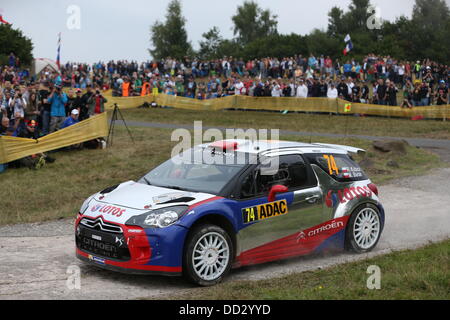 Baumholder, Deutschland. 24. August 2013. Polnische Rallye-Fahrer Robert Kubica und seinem Beifahrer Maciej Baran Fahrt über die Rüstung Platte auf dem Truppenübungsplatz während des elften Wettbewerbs der ADAC Rallye Deutschland in der Nähe von Baumholder, Deutschland, 24. August 2013. Foto: Thomas Frey/Dpa/Alamy Live News Stockfoto