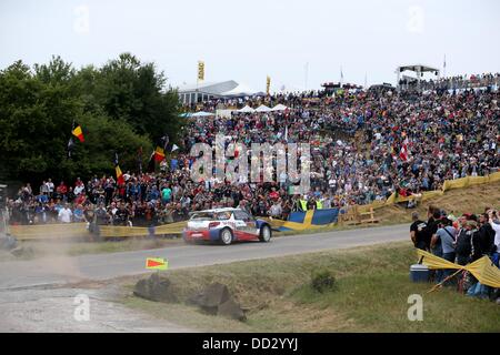 Baumholder, Deutschland. 24. August 2013. Polnische Rallye-Fahrer Robert Kubica und seinem Beifahrer Maciej Baran Fahrt über die Rüstung Platte auf dem Truppenübungsplatz während des elften Wettbewerbs der ADAC Rallye Deutschland in der Nähe von Baumholder, Deutschland, 24. August 2013. Foto: Thomas Frey/Dpa/Alamy Live News Stockfoto