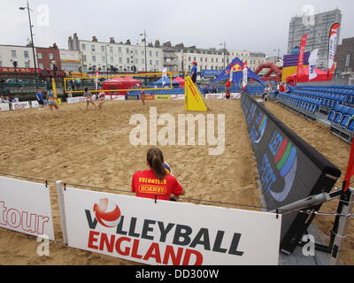 Margate, Kent, UK. 24. August 2013. Bedecktem Himmel und niedrigen Zuschauerzahlen am ersten Tag des Volleyball England Beach Tour 2013 - Finals in Margate Main Sands, Margate, Kent, England Credit: Grant Burton/Alamy Live News Stockfoto