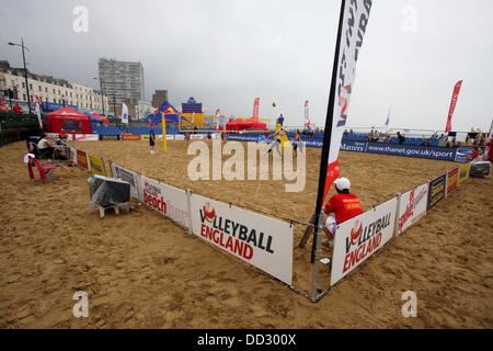 Margate, Kent, UK. 24. August 2013. Bedecktem Himmel und niedrigen Zuschauerzahlen am ersten Tag des Volleyball England Beach Tour 2013 - Finals in Margate Main Sands, Margate, Kent, England Credit: Grant Burton/Alamy Live News Stockfoto