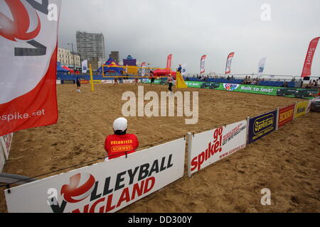 Margate, Kent, UK. 24. August 2013. Bedecktem Himmel und niedrigen Zuschauerzahlen am ersten Tag des Volleyball England Beach Tour 2013 - Finals in Margate Main Sands, Margate, Kent, England Credit: Grant Burton/Alamy Live News Stockfoto