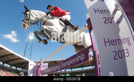 Herning, Dänemark. 24. August 2013. Deutsche Springreiter Daniel Deusser springt über eine Hürde auf seinem Pferd Cornet d ' Amour in der ersten Runde des einzelnen Finales bei den FEI Europameisterschaften in springen und Dressur in Herning, Dänemark, 24. August 2013. Foto: Jochen Luebke/Dpa/Alamy Live News Stockfoto