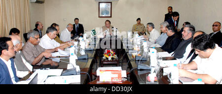 Islamabad, Pakistan. 24. August 2013. Premierminister Mian Muhammad Nawaz Sharif Vorsitz Sitzung des Lenkungsausschusses für die Entwicklung von Pakistan-Kraft-Park, Gadani am Hub Balochistan Handout von Pakistan Informationen Abteilung   (Foto von PID/Deanpictures/Alamy Live News) Stockfoto