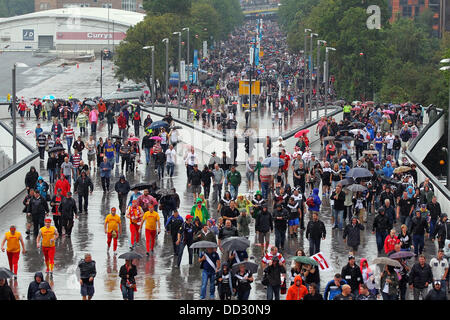 London, UK. 24. August 2013. Beide Arten von Anhängern zu Fuß Wembley Weg vor dem Start der Rugby League Challenge-Cup-Finale zwischen Hull FC und Wigan Warriors vom Wembley Stadion Credit: Action Plus Sport/Alamy Live News Stockfoto