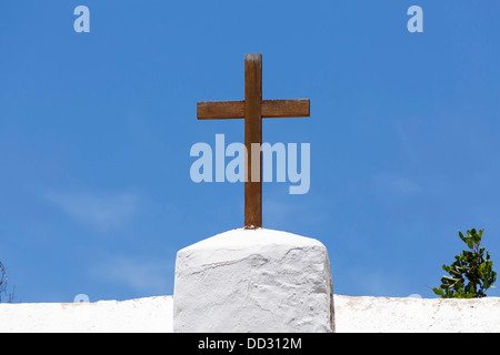 Holzkreuz auf eine weiße Kirche vor einem blauen Himmel in Spanien Stockfoto