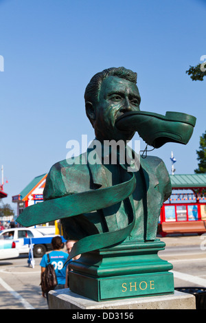 Schuh - Bronze-Statue eines Mannes mit einem Schuh in den Mund am Eingang zum Navy Pier, Chicago, IL, USA Stockfoto