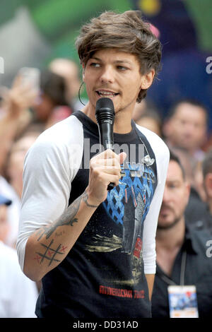 New York, USA. 23. August 2013. Louis Tomlinson von One Direction, die Durchführung auf NBC "Today" am Rockefeller Plaza am 23. August 2013 in New York, New York Credit: Dpa picture-Alliance/Alamy Live News Stockfoto