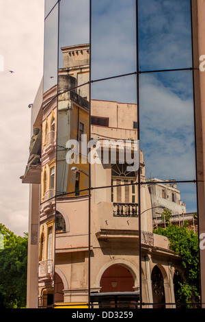 Reflexionen eines alten Gebäudes in eine modernere Glas ummauerten Büro Stockfoto