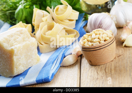 Pinienkerne für die Herstellung von Pesto-Sauce auf dem Küchentisch Stockfoto