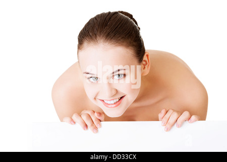 Schöne Frau mit perfekter Haut und wunderschönen Gesicht hält leere Kammer. Isoliert auf weißem Hintergrund. Stockfoto