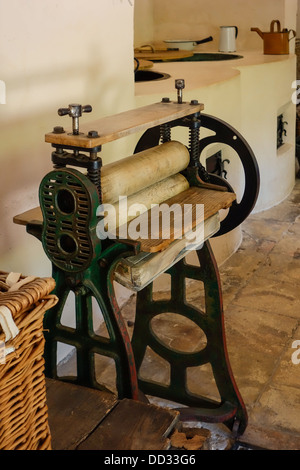 Eine alte Kleidung Wringer, oder Mangel an Audley End House. Stockfoto