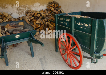 Handwagen und Karren in einem Holzschuppen neben der Wäscherei, an Audley End House. Stockfoto