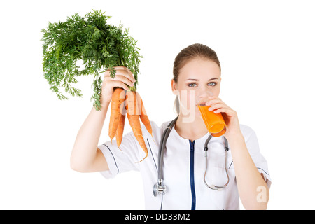 Die Ärztin hält gesunde Karotten und Saft. Isoliert auf weiss. Stockfoto