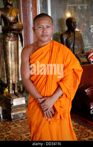 Buddhistischer Mönch Porträt in traditionellen Gewändern in einem Tempel in Phnom Penh, Kambodscha Stockfoto