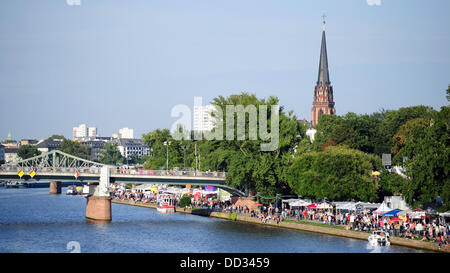 Besucher genießen das Museumsuferfest (Museum Riverbank Festival) in Frankfurt Main, Deutschland, 23. August 2013. Es ist eines der größten Kulturfestivals in Deutschland, die über einen Zeitraum von 3 Tagen mehr als 3 Millionen Besucher anzieht. Dort befinden sich mehr als 20 Museen und sie sind weit in die Nacht geöffnet. Das diesjährige hist Land Brasilien ist. Foto: DANIEL REINHARDT Stockfoto