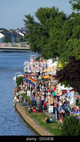 Besucher genießen das Museumsuferfest (Museum Riverbank Festival) in Frankfurt Main, Deutschland, 23. August 2013. Es ist eines der größten Kulturfestivals in Deutschland, die über einen Zeitraum von 3 Tagen mehr als 3 Millionen Besucher anzieht. Dort befinden sich mehr als 20 Museen und sie sind weit in die Nacht geöffnet. Das diesjährige hist Land Brasilien ist. Foto: DANIEL REINHARDT Stockfoto