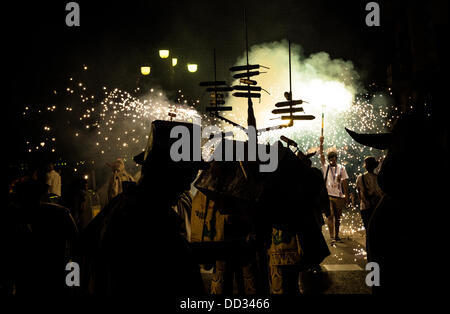 Sitges, Spanien. 23. August 2013: Ein Mitglied der 'Ball de Diables' steigt seine Feuerwerkskörper während der nächtlichen "Correfoc" für die "Festa Major de Sitges". Bildnachweis: Matthi/Alamy Live-Nachrichten Stockfoto