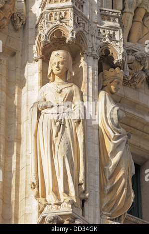 Statue des mittelalterlichen Königin von gotischen Fassade des historischen Rathauses am Grand Place in Brüssel vor der Restaurierung Stockfoto