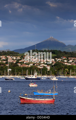 Boote und Yachten vor Anker im spanischen Baskenland französischen Grenze am Fluss Bidasoa in Hendaye. Stockfoto