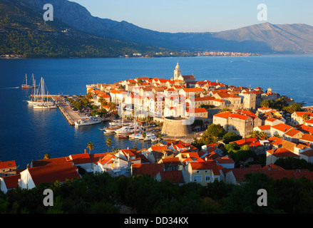 Altstadt von Korcula. Halbinsel Peljesac im Hintergrund. Stockfoto