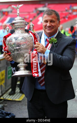 London, UK. 24. August 2013. Wigan-Manager Shaun Wane stolz hält die Trophäe nach ihrem Sieg im Rugby League Challenge Pokalfinale zwischen Hull FC und Wigan Warriors von Wembley Stadion Credit: Action Plus Sport/Alamy Live News Stockfoto