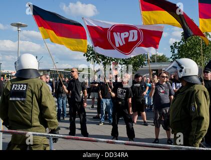 Berlin, Deutschland. 24. August 2013. Mitglieder der rechtsextremen Partei NPD demonstrieren gegen das neu eröffnete Flüchtlingsheim im Berliner Bezirk Hellersdorf in Berlin, Deutschland, 24. August 2013. Foto: TIM BRAKEMEIER/Dpa/Alamy Live News Stockfoto