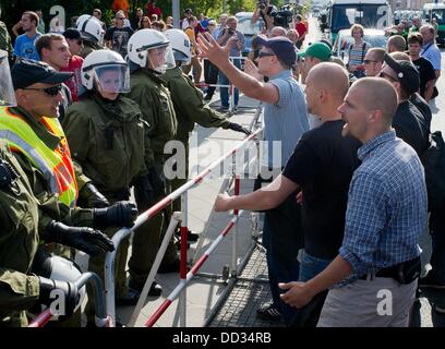 Berlin, Deutschland. 24. August 2013. Polizisten trennen Sie Teilnehmer einer Gegendemonstration und einer Kundgebung der extrem rechten Partei NPD in Berlin, Deutschland, 24. August 2013. Mitglieder der rechtsextremen Partei NPD demonstrierten gegen das neu eröffnete Flüchtlingsheim im Berliner Bezirk Hellersdorf. Foto: TIM BRAKEMEIER/Dpa/Alamy Live News Stockfoto