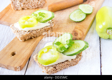 Vegetarisches Sandwich (Imbiss) mit Vollkornbrot, Käse und Gemüse (Paprika, Gurke, Petersilie) Großaufnahme horizontal Stockfoto