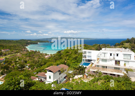 Zeigen Sie typische tropische Villa mit Swimming Pool aus Sicht Stockfoto