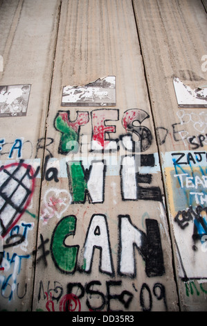 Der Slogan "Yes We Can", erscheint auf der israelischen Trennmauer tauchen die West Bank von Bethlehem. Stockfoto