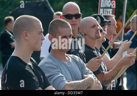 Berlin, Deutschland. 24. August 2013. Anhänger der extremen Rechten-Wind Partei NPD demonstrieren gegen eine neu eröffnete Flüchtlingsheim im Berliner Bezirk Hellersdorf in Berlin, Deutschland, 24. August 2013. Foto: Tim Brakemeier/Dpa/Alamy Live News Stockfoto