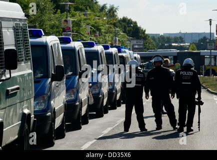 Berlin, Deutschland. 24. August 2013. Polizisten warten in der Nähe einer Kundgebung von der extremen Rechten-Wind-Partei NPD demonstrieren gegen eine neu eröffnete Flüchtlingsheim im Berliner Bezirk Hellersdorf in Berlin, Deutschland, 24. August 2013. Foto: Tim Brakemeier/Dpa/Alamy Live News Stockfoto