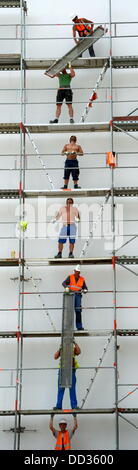 Arbeiter demontieren die Gerüste im Congress Center "Kap Europa" in Frankfurt/Main, Deutschland, 21. August 2013. Der Neubau wird voraussichtlich im Jahr 2014 eröffnet werden. Foto: Roland Holschneider Stockfoto