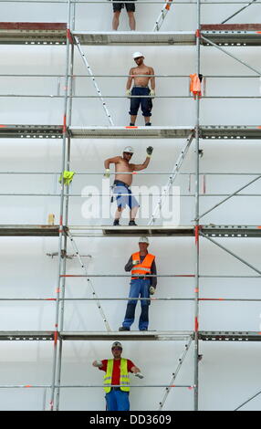 Arbeiter demontieren die Gerüste im Congress Center "Kap Europa" in Frankfurt/Main, Deutschland, 21. August 2013. Der Neubau wird voraussichtlich im Jahr 2014 eröffnet werden. Foto: Roland Holschneider Stockfoto