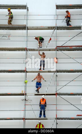 Arbeiter demontieren die Gerüste im Congress Center "Kap Europa" in Frankfurt/Main, Deutschland, 21. August 2013. Der Neubau wird voraussichtlich im Jahr 2014 eröffnet werden. Foto: Roland Holschneider Stockfoto