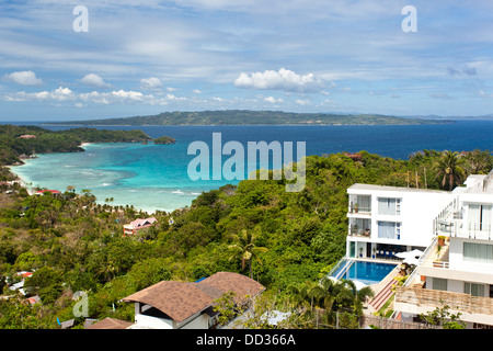 Zeigen Sie typische tropische Villa mit Swimming Pool aus Sicht Stockfoto