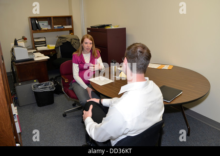 Häftling im Gespräch mit Sachbearbeiter im Gefängnis als Bestandteil der Aufnahme-Prozess. Stockfoto