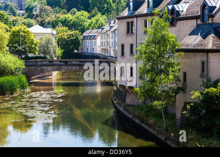 Hübschen Häusern entlang dem Fluss Alzette im Grund Viertel von Luxemburg-Stadt. Stockfoto