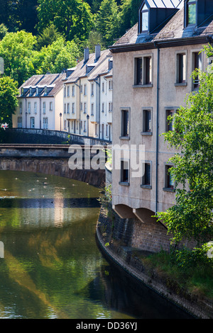 Hübschen Häusern entlang dem Fluss Alzette im Grund Viertel von Luxemburg-Stadt. Stockfoto