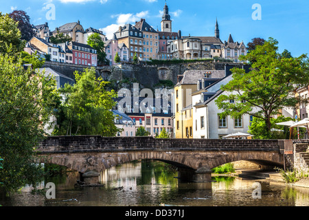 Blick auf die mittelalterliche Ville Haute aus dem Fluss Alzette im Grund Viertel von Luxemburg-Stadt. Stockfoto