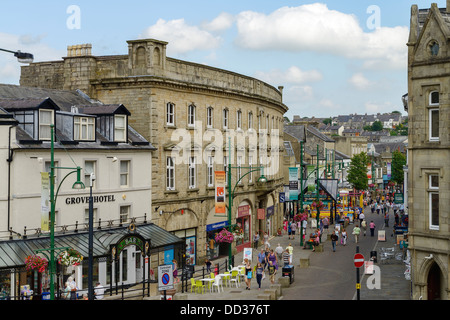 Die wichtigste Einkaufsstraße im Stadtzentrum von Buxton UK Stockfoto