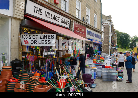 Shop-Artikel angezeigt auf dem Bürgersteig auf der Haupteinkaufsstraße in Buxton UK Stockfoto