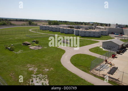 Blick vom Turm zwei, mit Blick auf die religiösen Ländereien. Lincoln Correctional Center, Lincoln, Nebraska. Stockfoto